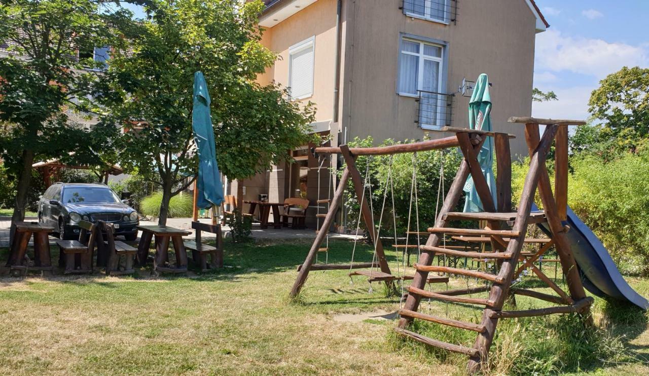 Penzion Arcadia Nové Zámky Екстериор снимка